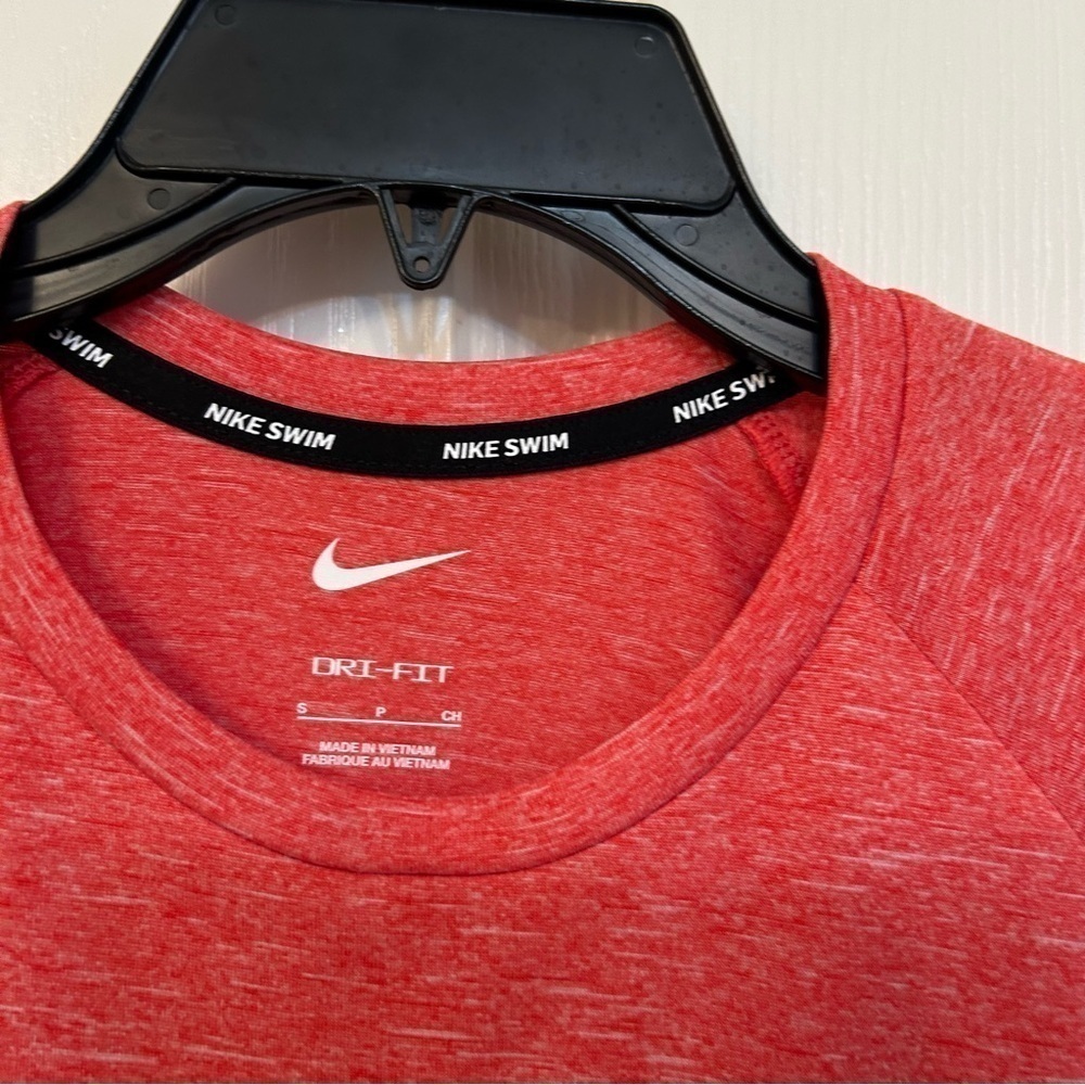 Nike  Heather Short Sleeve Hydroguard Swim T-Shirt in UNIVERSITY RED Size S - Picture 5 of 9